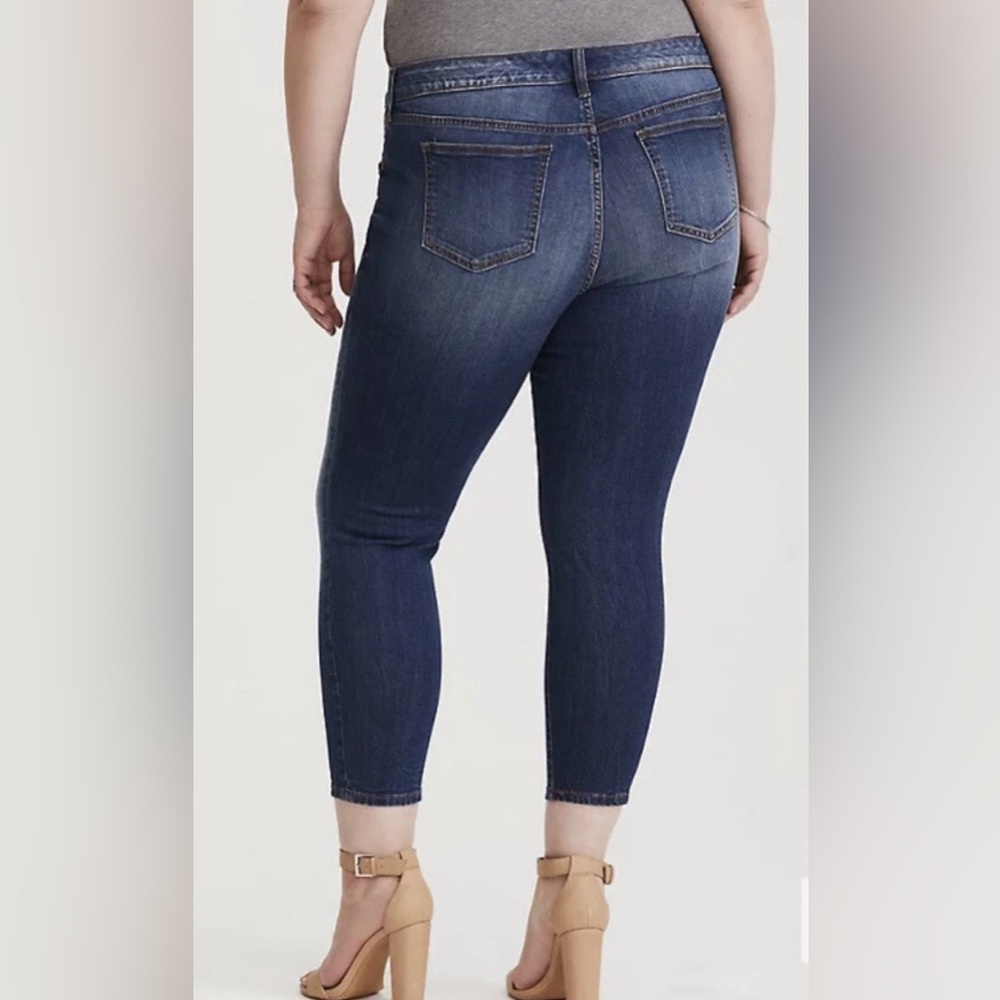 Torrid Cropped Capri Length Classic Skinny Dark Rinse Jeans Size 12 - Picture 2 of 7